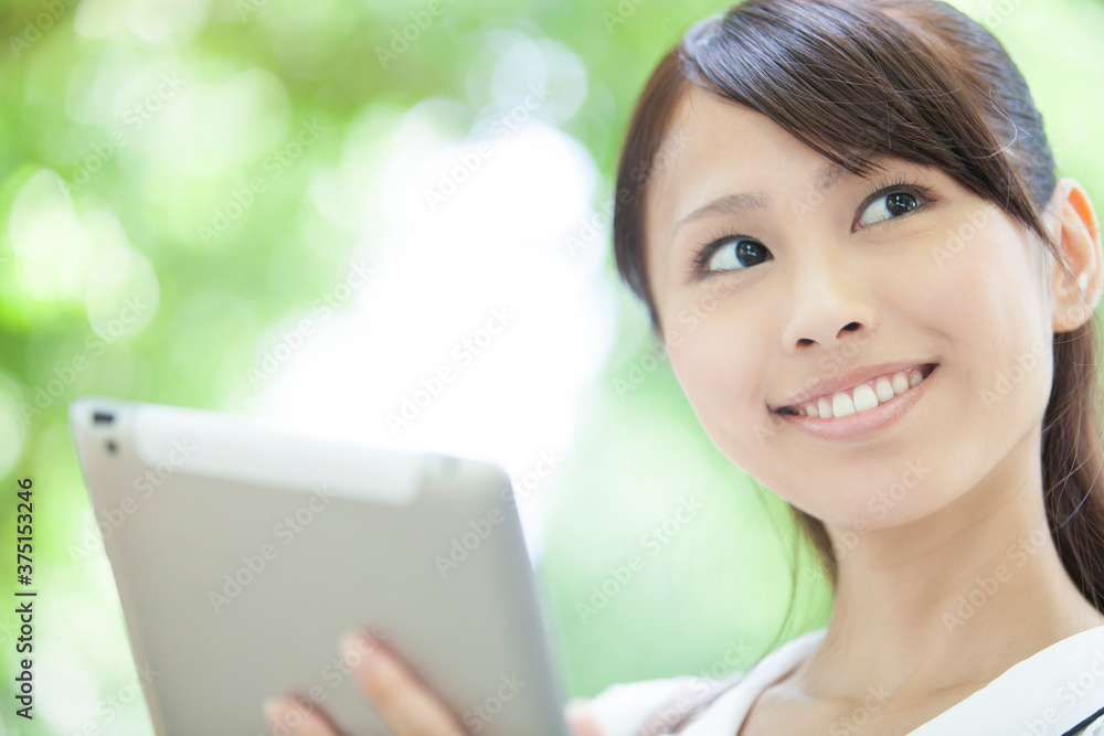 タブレットPCを見る女性