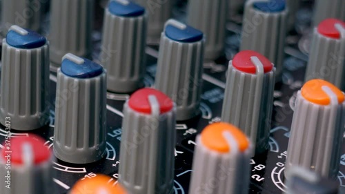 Boutons de gain d'une console de mixage 