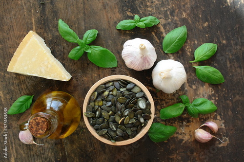 Produkty na pesto: oliwa, pestki dyni, bazylia, parmezan i czosnek