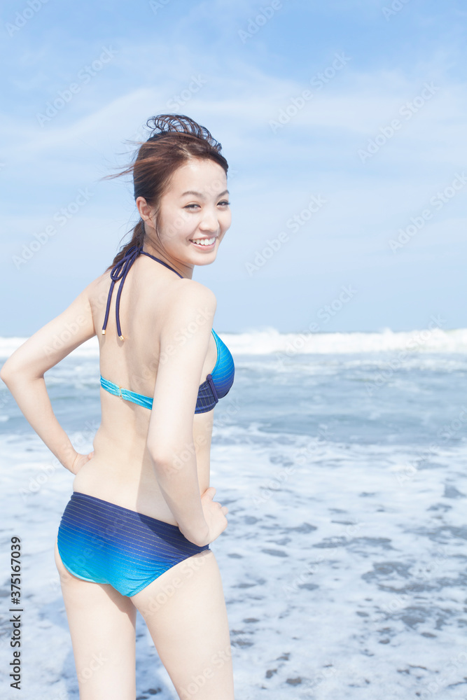 水着姿の笑顔の女性