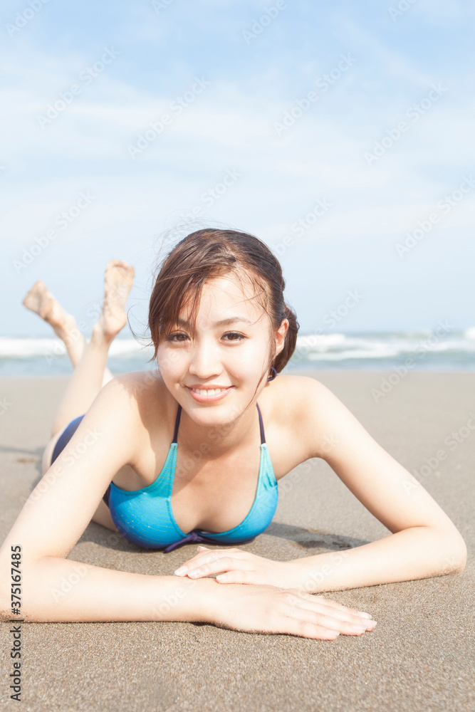 寝転ぶ水着姿の女性 寝転ぶ水着姿の女性