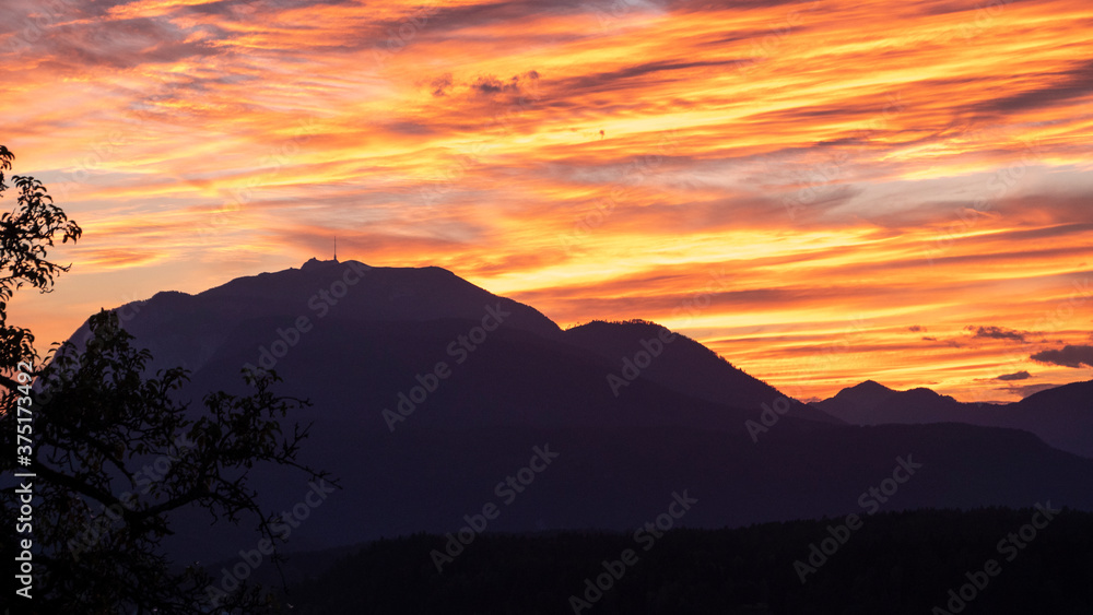 Obraz premium The 'Dobratsch' massif at burning sunset