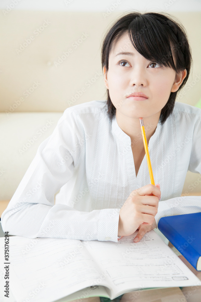 部屋で勉強する女の子