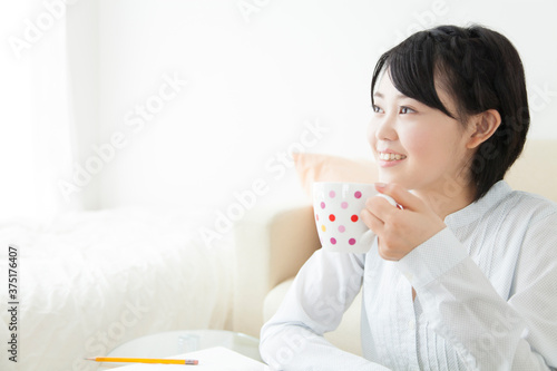 飲み物を飲む女の子