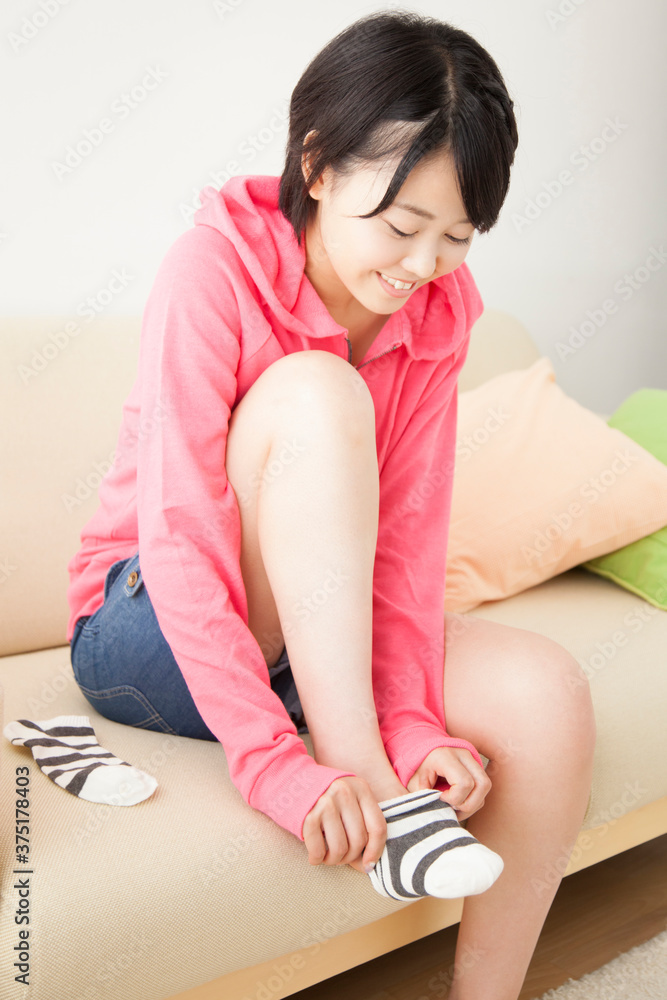 靴下を履く女の子 靴下を履く女の子