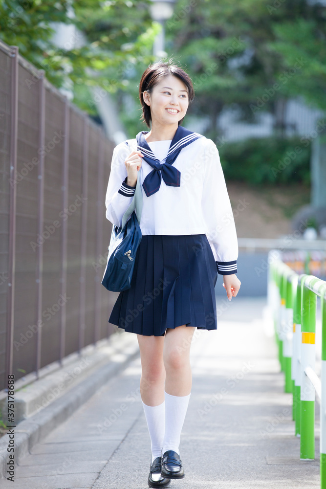 Obraz premium 通学する女子中学生