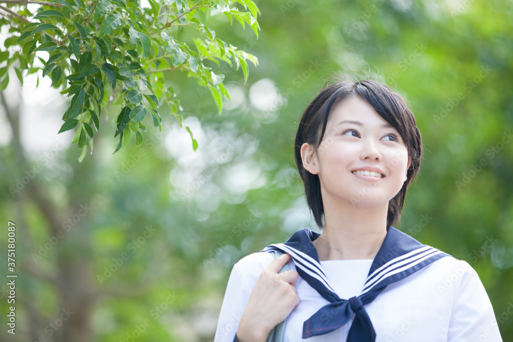 笑顔の女子中学生