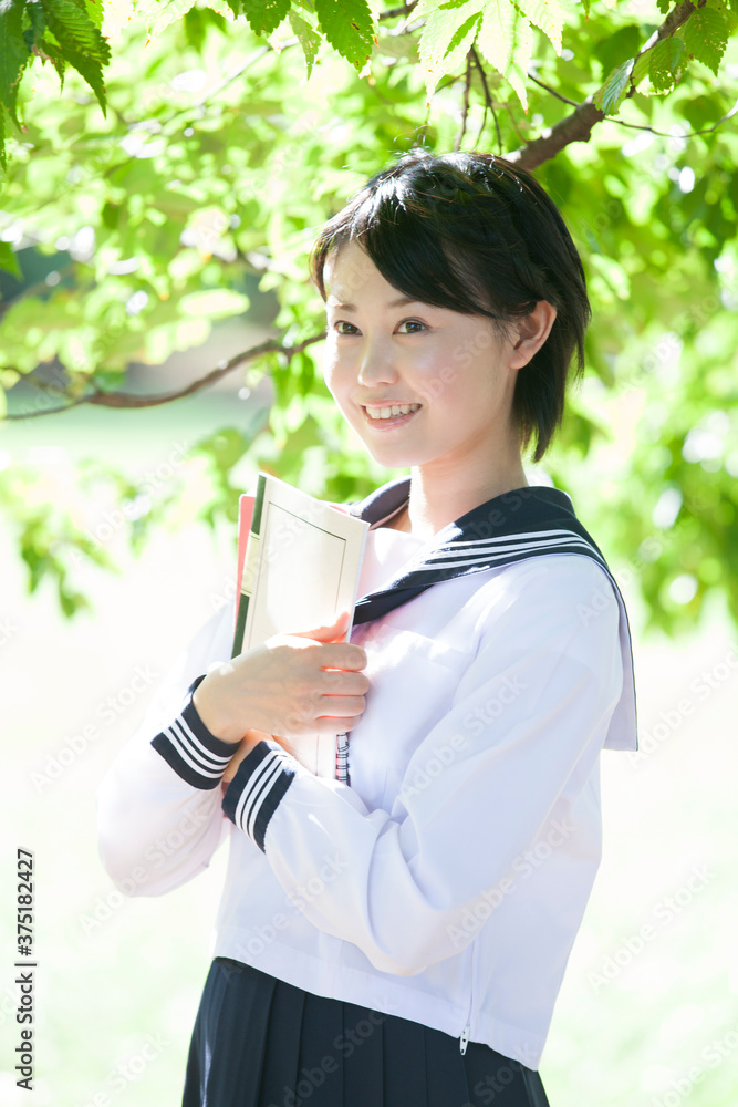 木陰で笑顔の女子中学生 木陰で笑顔の女子中学生