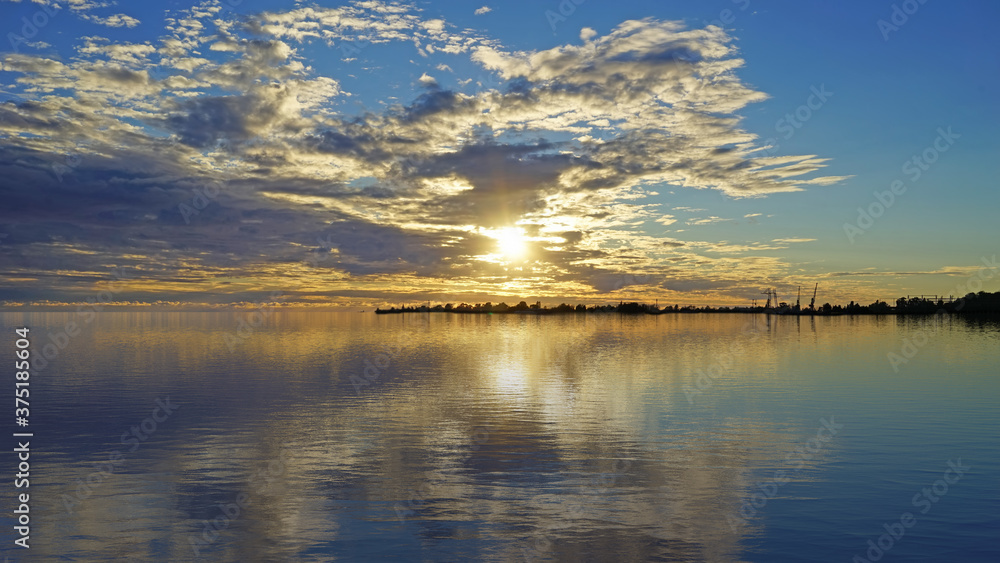 Obraz premium Seascape with a beautiful dramatic sunset