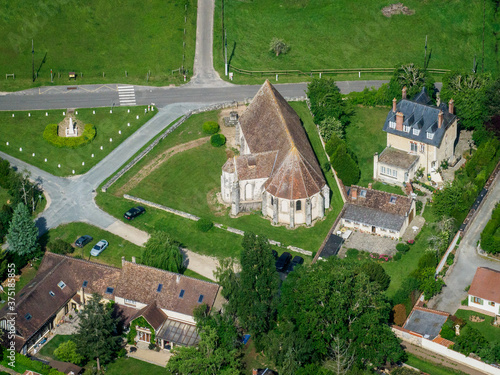 vue aérienne de l'église de Mittainville dans les Yvelines en France photo