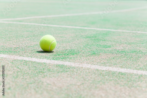 テニスボールとコート © Paylessimages