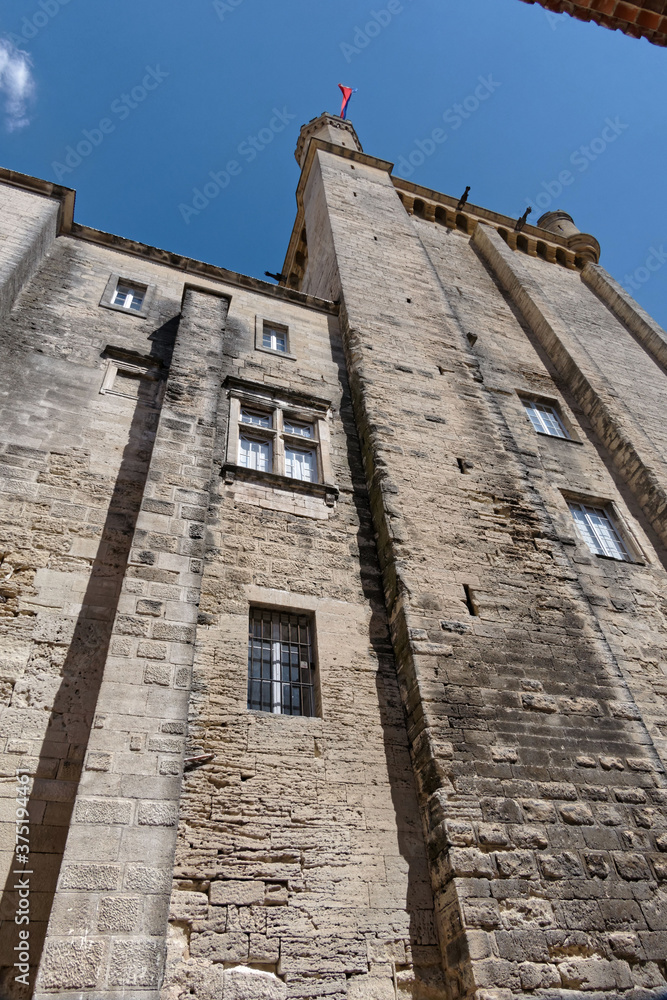 Bâtiments du château vertigineux à Uzès dans le Gard - France