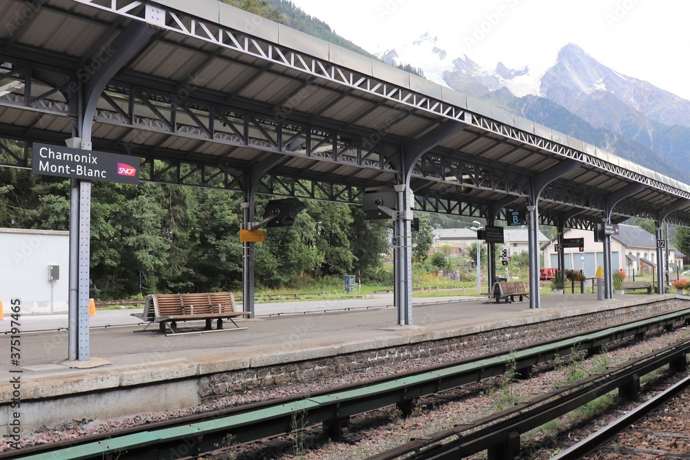Obraz premium Les quais et voies de chemin de fer dans la gare ferrovière Chamonix Mont Blanc, ville de Chamonic, département de Haute Savoie, France