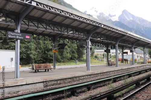 Les quais et voies de chemin de fer dans la gare ferrovière Chamonix Mont Blanc, ville de Chamonic, département de Haute Savoie, France