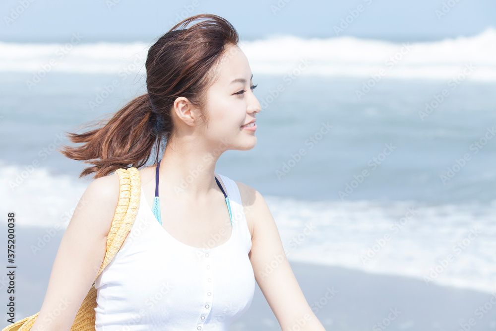 海辺を歩く女性 海辺を歩く女性