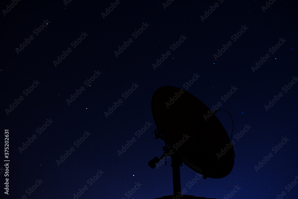 Antena con el cielo de noche de fondo. Tonos azulados y estrellas Antena con el cielo de noche de fondo. Tonos azulados y estrellas