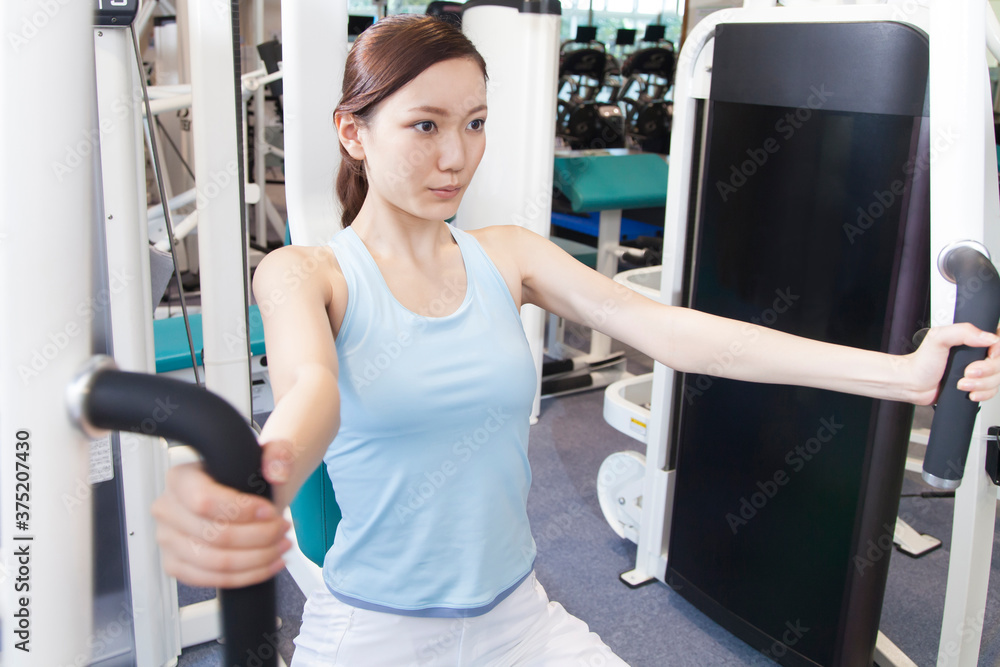筋トレをする女性 筋トレをする女性
