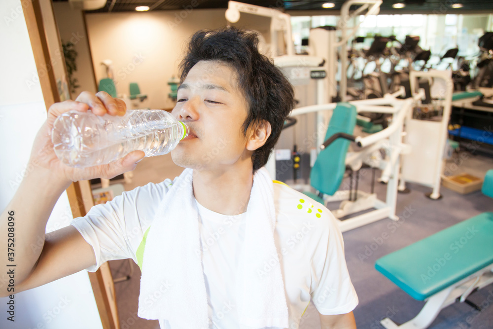 水を飲む男性 水を飲む男性