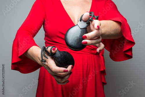 Mujer vestido rojo tocando castañuelas flamenco sevillanas 
