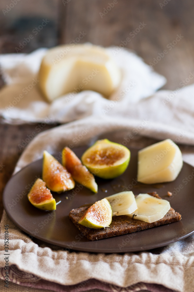 croutons with goat cheese, figs and honey croutons with goat cheese, figs and honey
