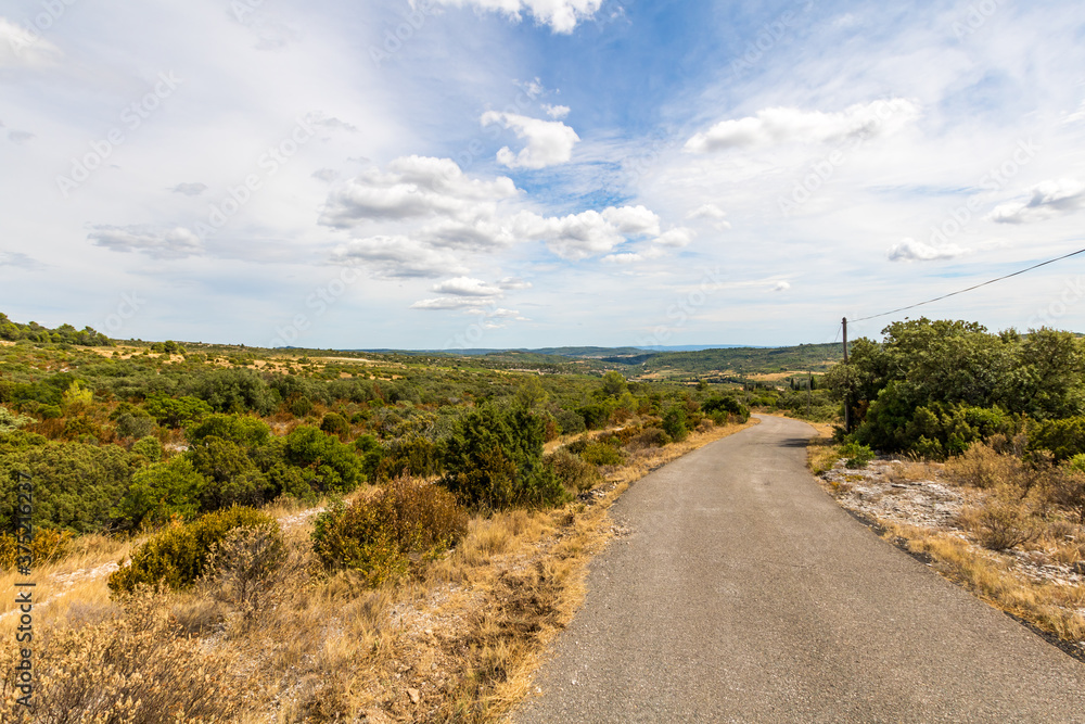 Paysage de campagne autour du village de Minerve (Occitanie, France)