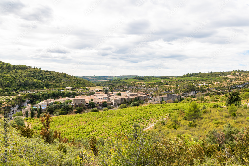 Vue sur le village médiéval de Minerve et les Gorges du Brian (Occitanie, France)