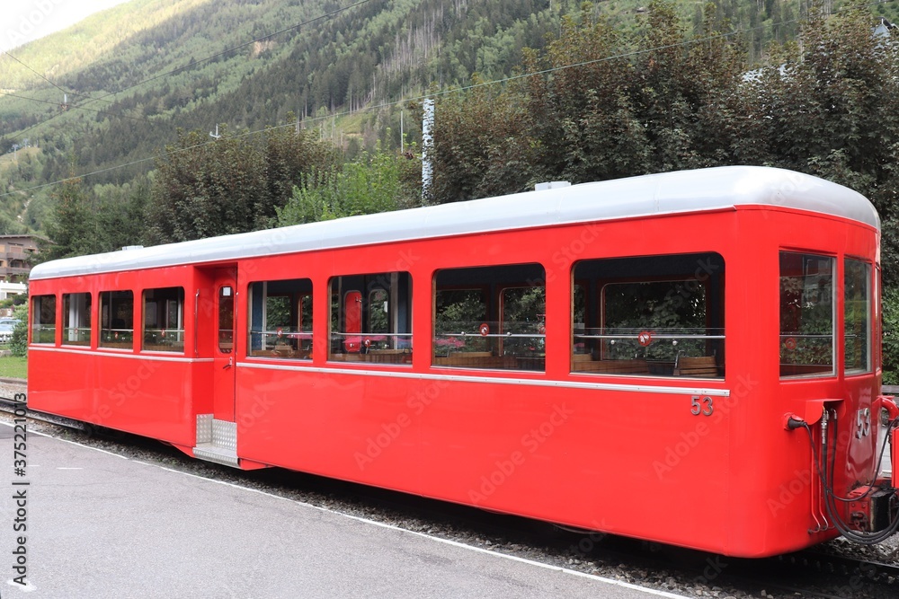 Le train touristique du Montenvers allant de Chamonix à la mer de glace, ville de Chamonix, département de Haute Savoie, France