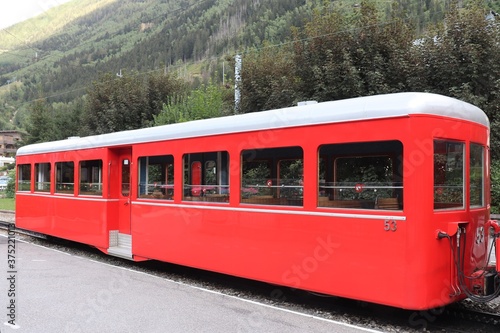 Le train touristique du Montenvers allant de Chamonix à la mer de glace, ville de Chamonix, département de Haute Savoie, France