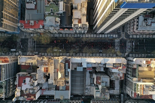 Movilización de gente por las calles de la ciudad de Buenos Aires 