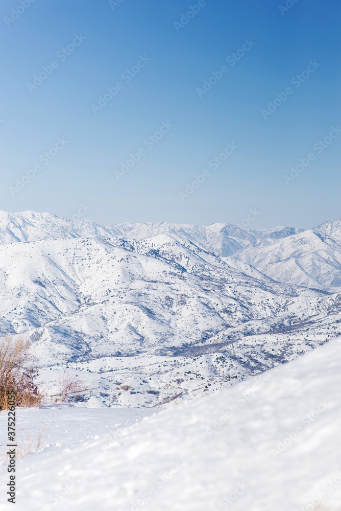 Obraz premium The mountain resort of Beldersay, Uzbekistan. Panorama of the mountains from the pass in winter