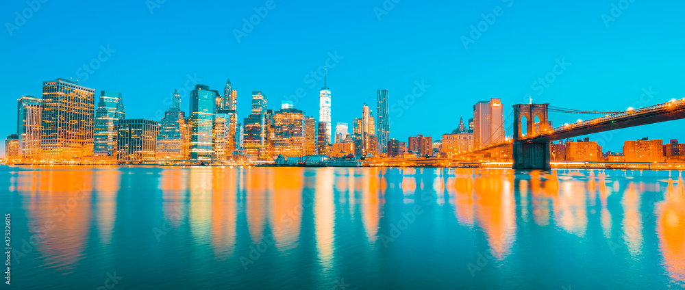 Obraz premium View of New York City Manhattan midtown at dusk