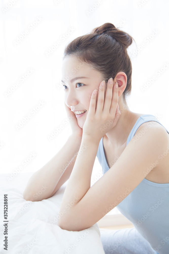 頬杖をつく女性