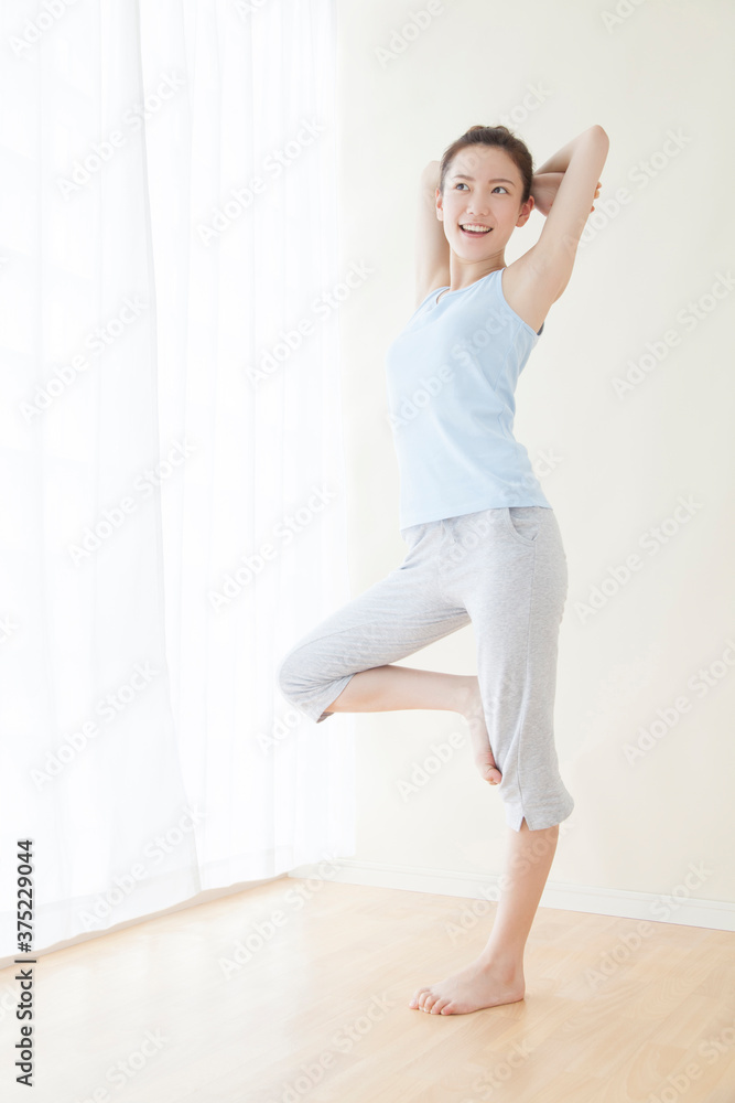 ヨガをする女性 ヨガをする女性