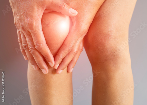Foto Gesture showing pain in the muscles and bone, joint, knee person