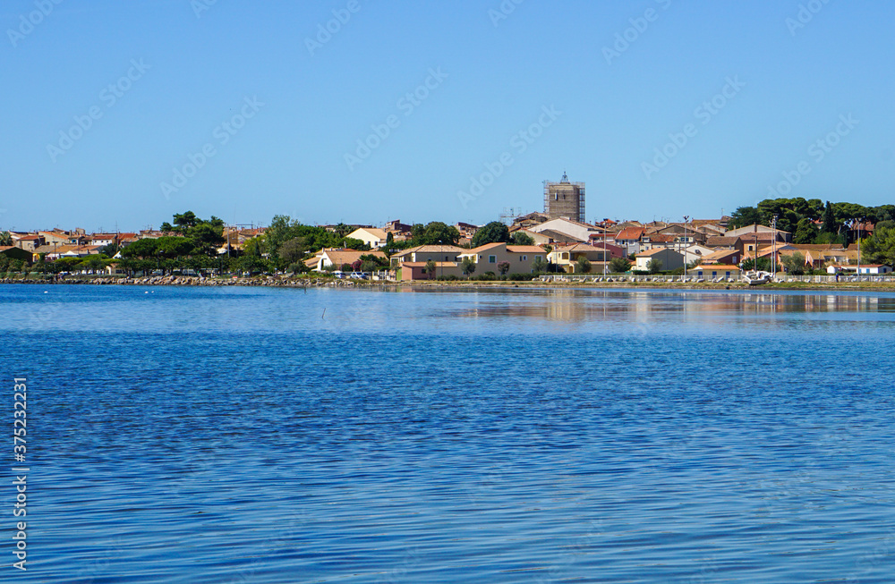 Ville de Mèze Hérault France, vue depuis l'étang de Thau