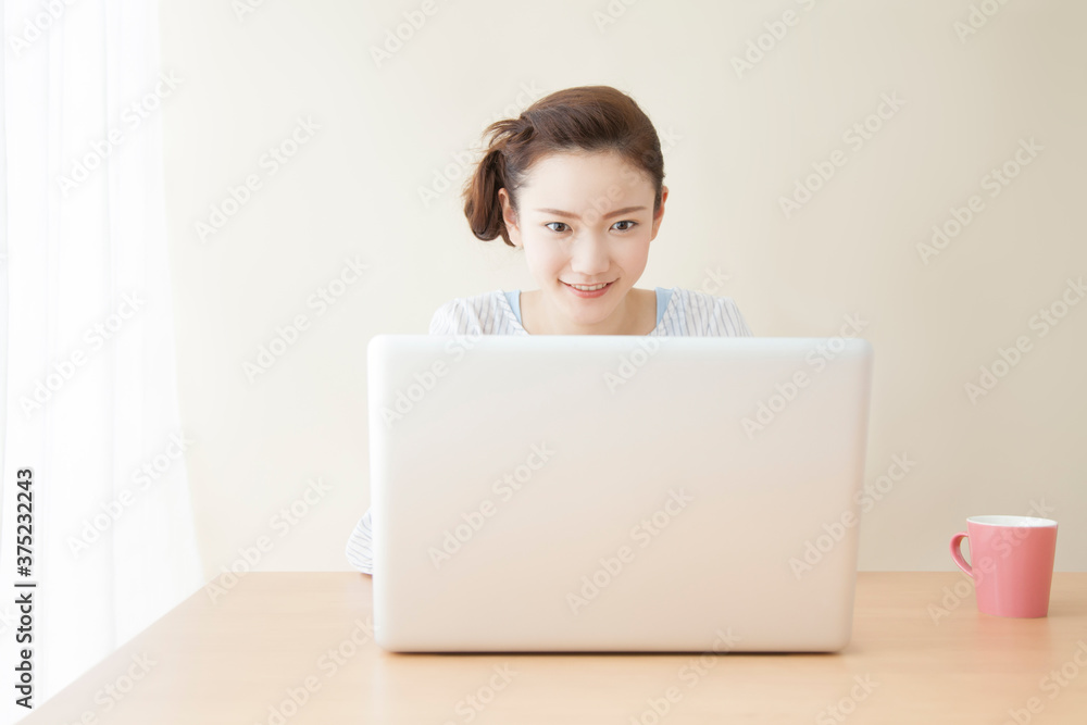 ノートPCをやる女性 ノートPCをやる女性
