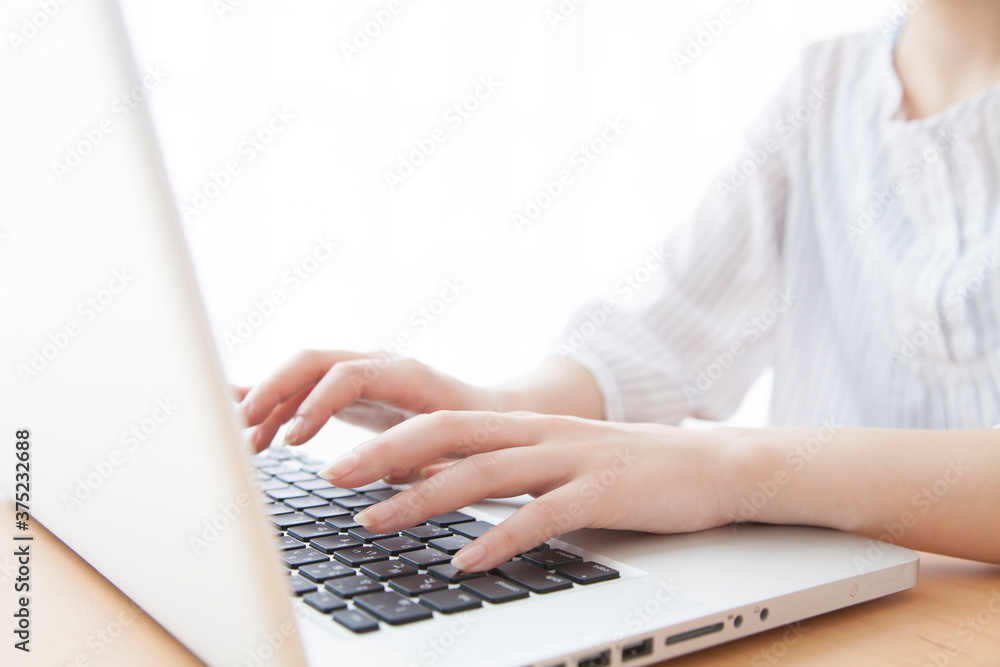 キーボードを打つ女性 キーボードを打つ女性