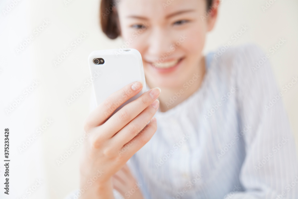 携帯電話を見る女性 携帯電話を見る女性