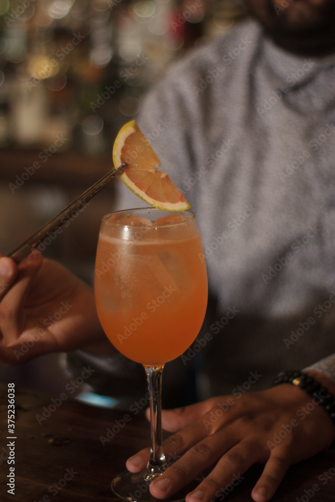 Detalle de cocktail hecho por barman cantinero en bar vida nocturna Detalle de cocktail hecho por barman cantinero en bar vida nocturna