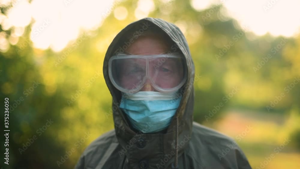 Elderly senior guy is protecting himself from coronavirus, covid-19. Senior old man is wearing face mask in outdoor. Elderly senior guy is protecting himself from coronavirus, covid-19. Senior old man is wearing face mask in outdoor.
