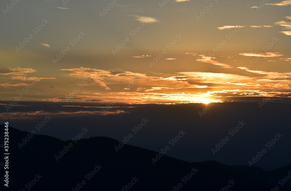 Sonneuntergang über einem Schwarzwaldpanorama