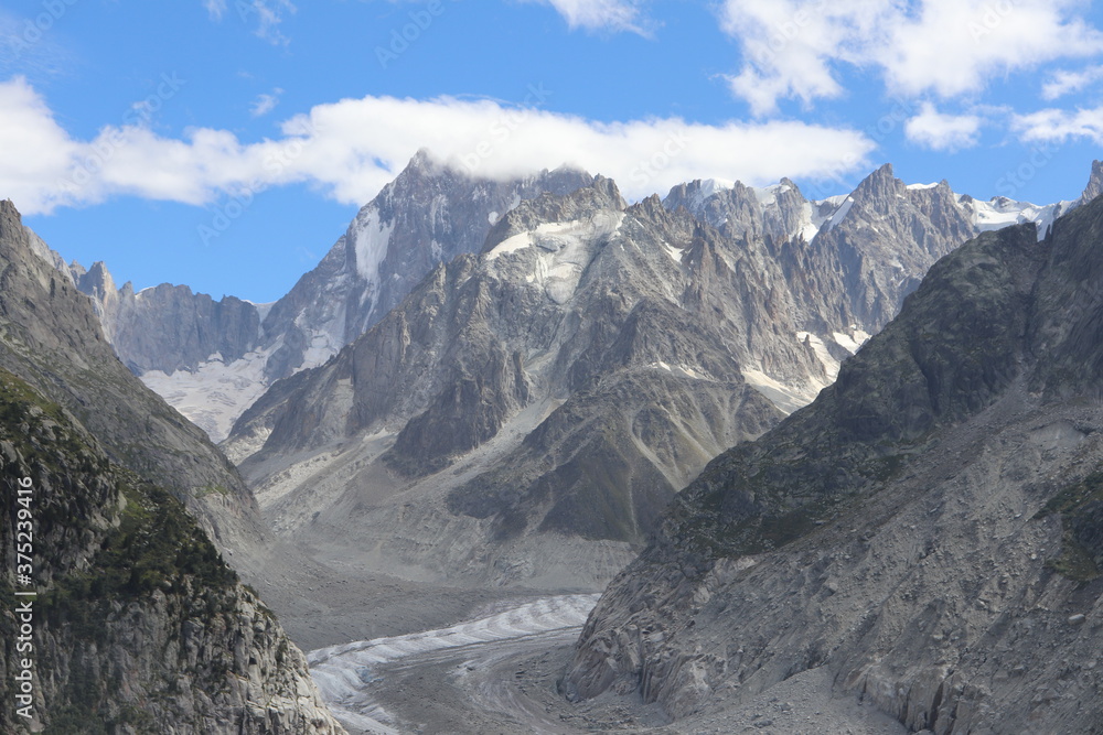 La mer de glace en été, glacier sur le massif du Mont Blanc dans les Alpes, ville de Chamonix, département de Haute Savoie, France