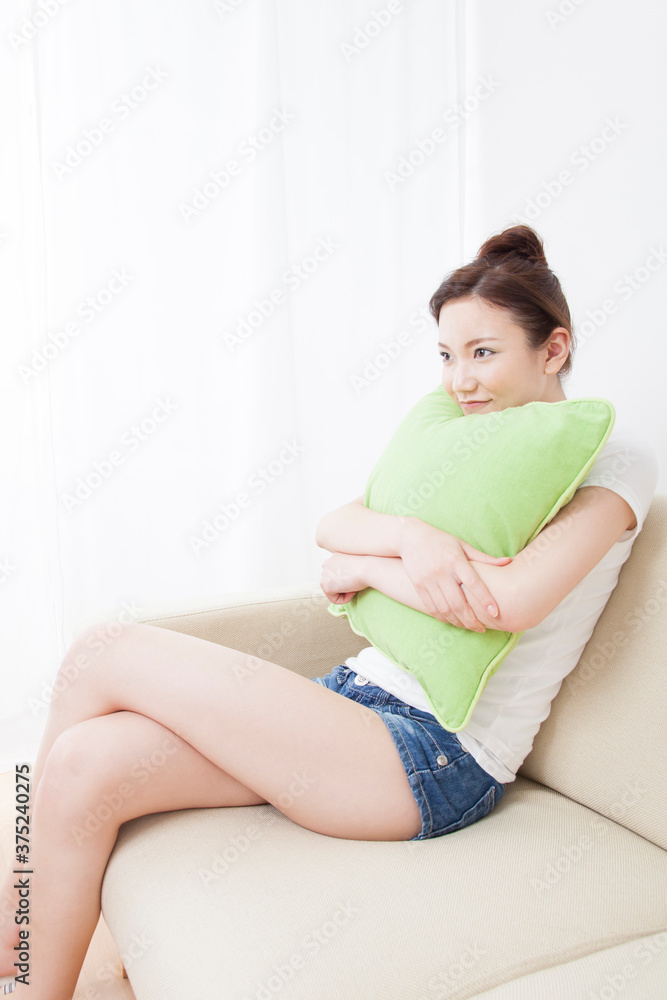 Obraz premium クッションを抱く女性