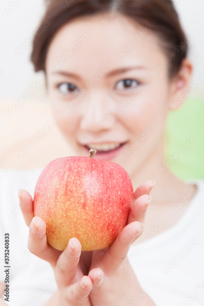 リンゴを持つ女性