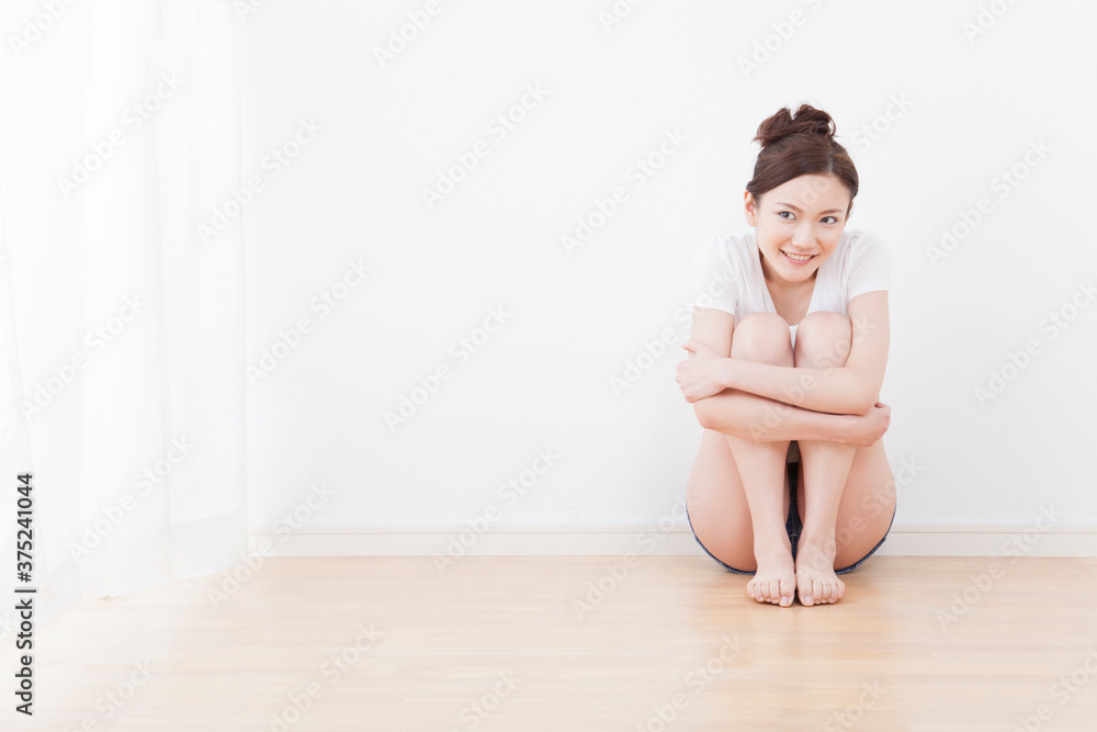 Fototapeta premium 床に座る女性