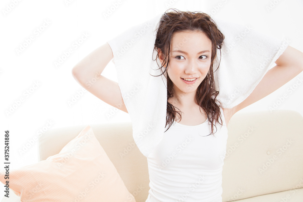 髪の毛を拭く女性 髪の毛を拭く女性