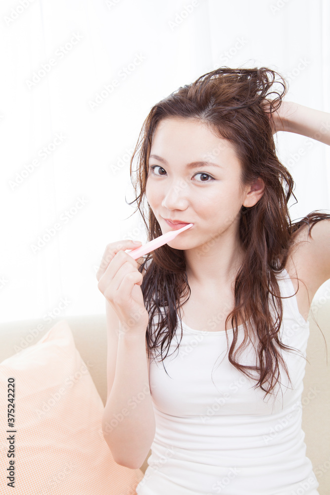 歯を磨く女性 歯を磨く女性