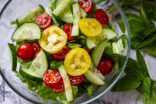 Salatsch  ssel mit gr  nem Salat  Gurke  Tomaten rot und gelb  vegan  vegetarisch