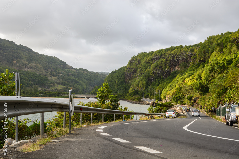 Obraz premium road in mountains, somewhere in Mauritius
