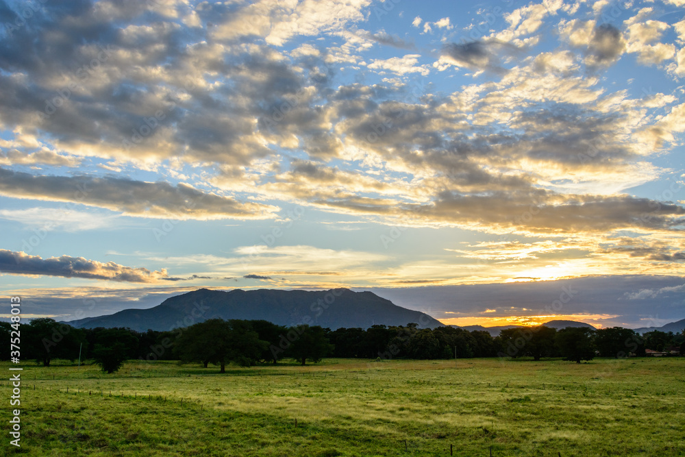 Obraz premium sunset over the mountains in Morogoro, Tanzania